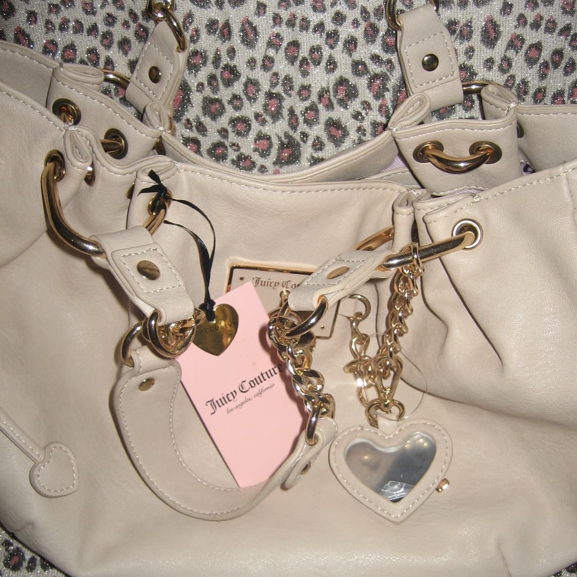 쥬시 꾸뛰르 하트 열쇠 챰 베이지 레더 숄더백 상품이미지2