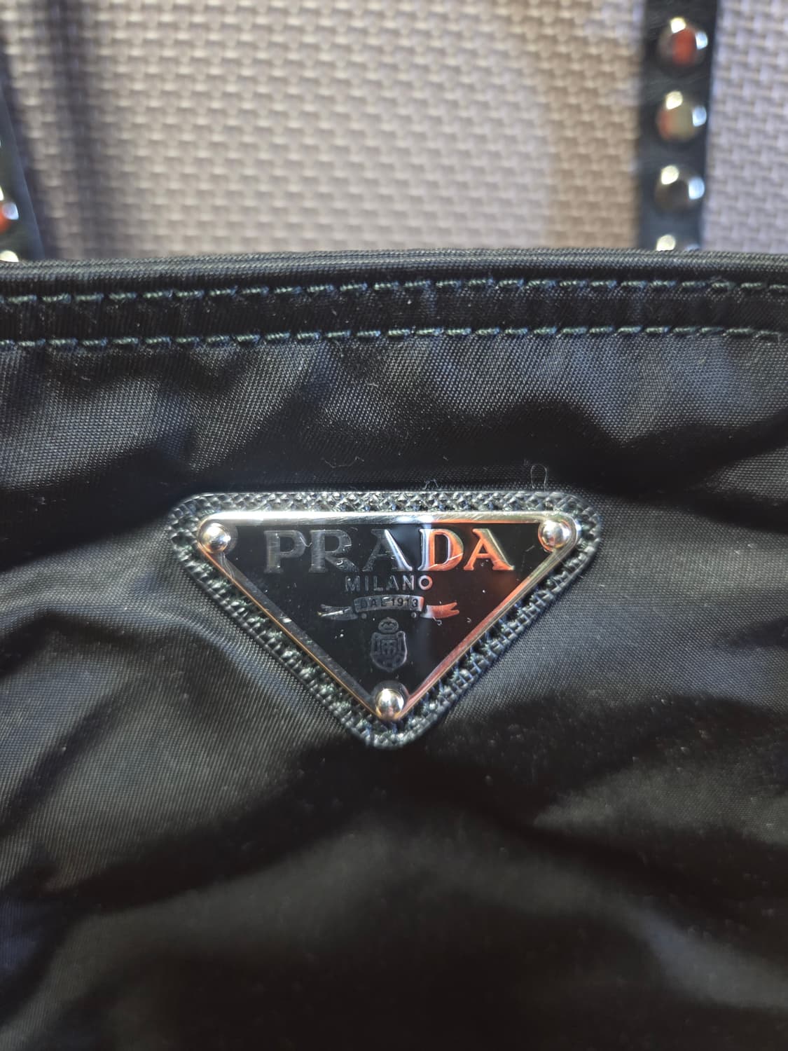 프라다 나일론 사피아노 콤비 스터드 쇼퍼백 상품이미지2