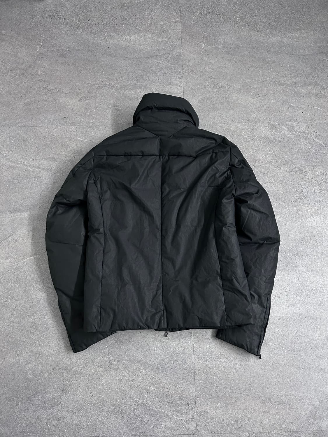 카즈유키 쿠마가이 사선 하이넥 다운 자켓 상품이미지5