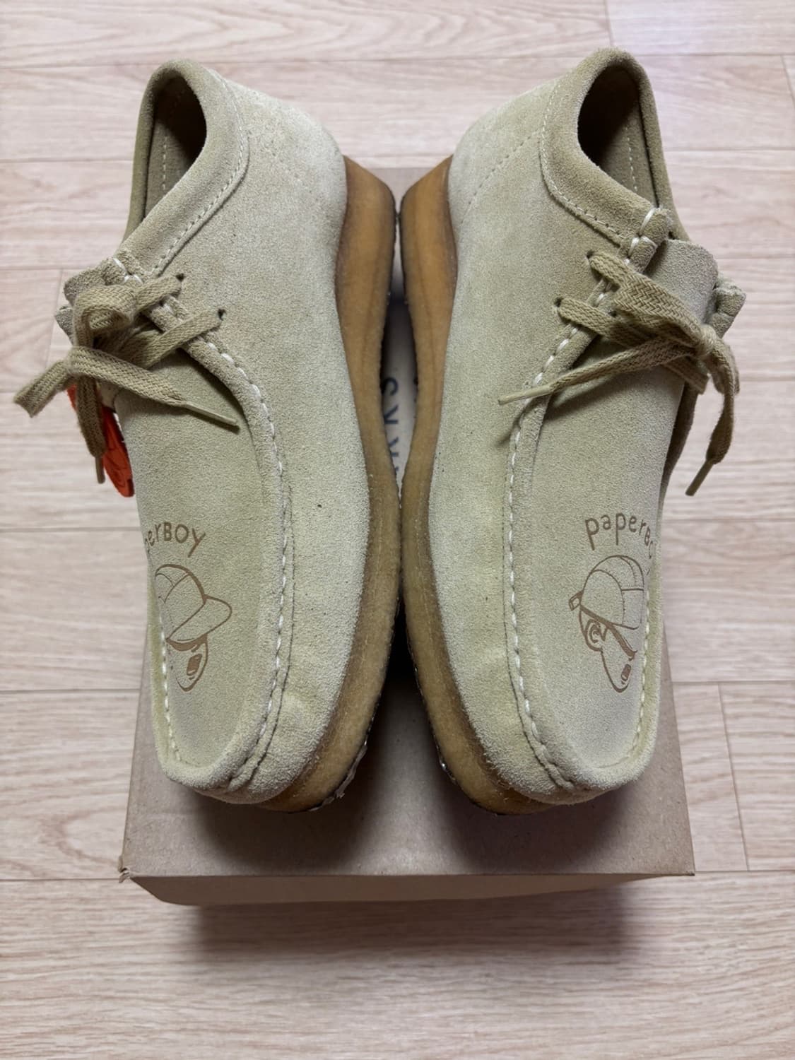 페이퍼보이 x BEAMS x 클락스 왈라비 메이플 스웨이드 US10 상품이미지5