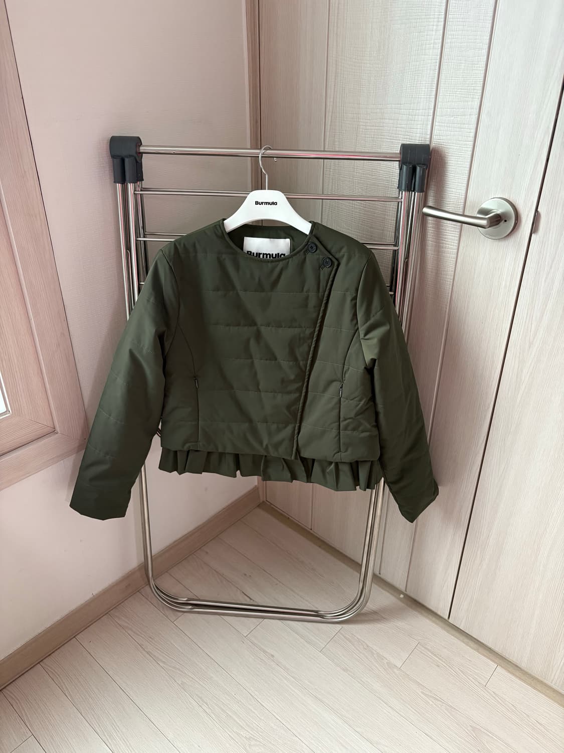 버뮬라 RUFFLE PADDED JACKET (KHAKI) 상품이미지3