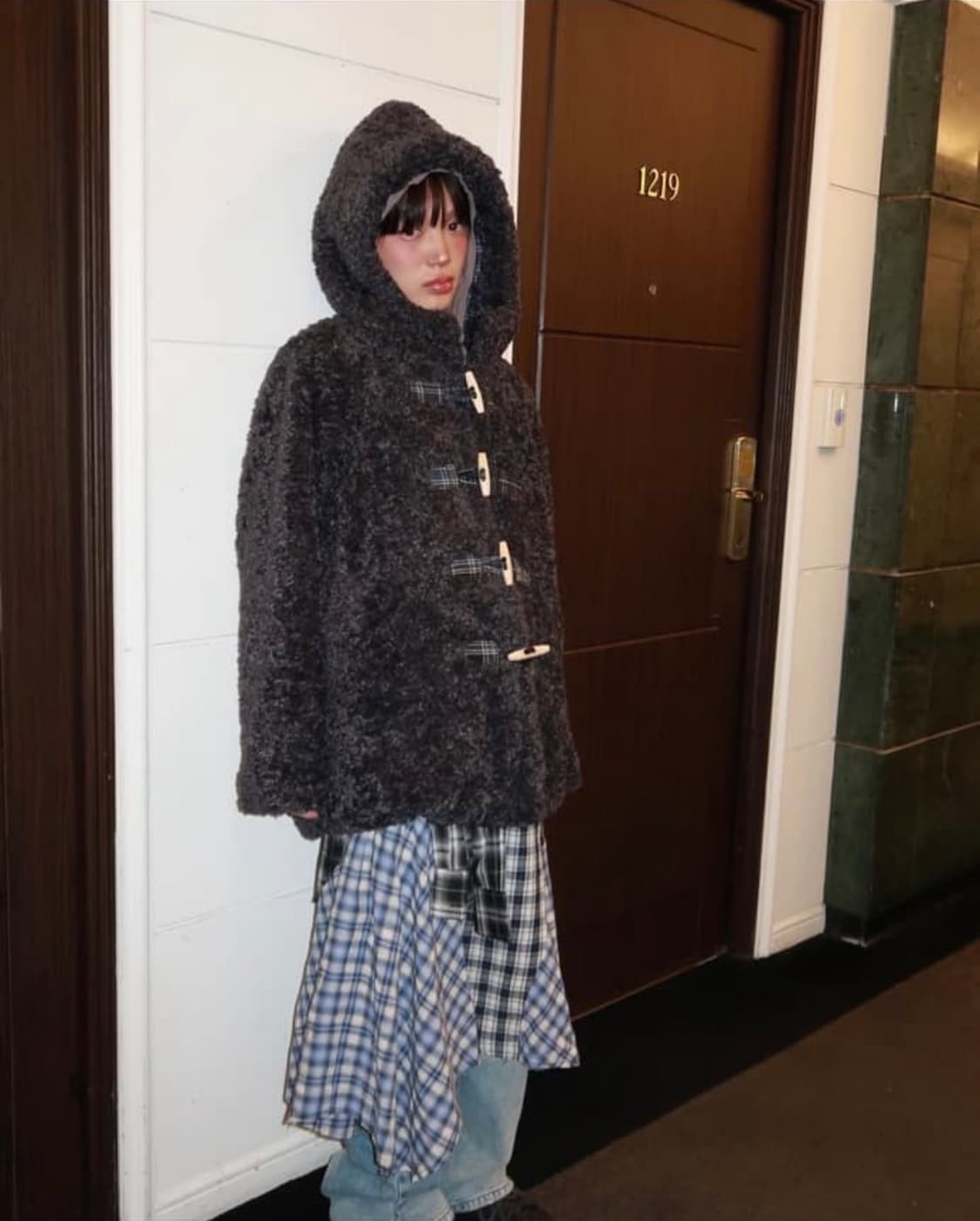 The museum visitor fur jacket 상품이미지1