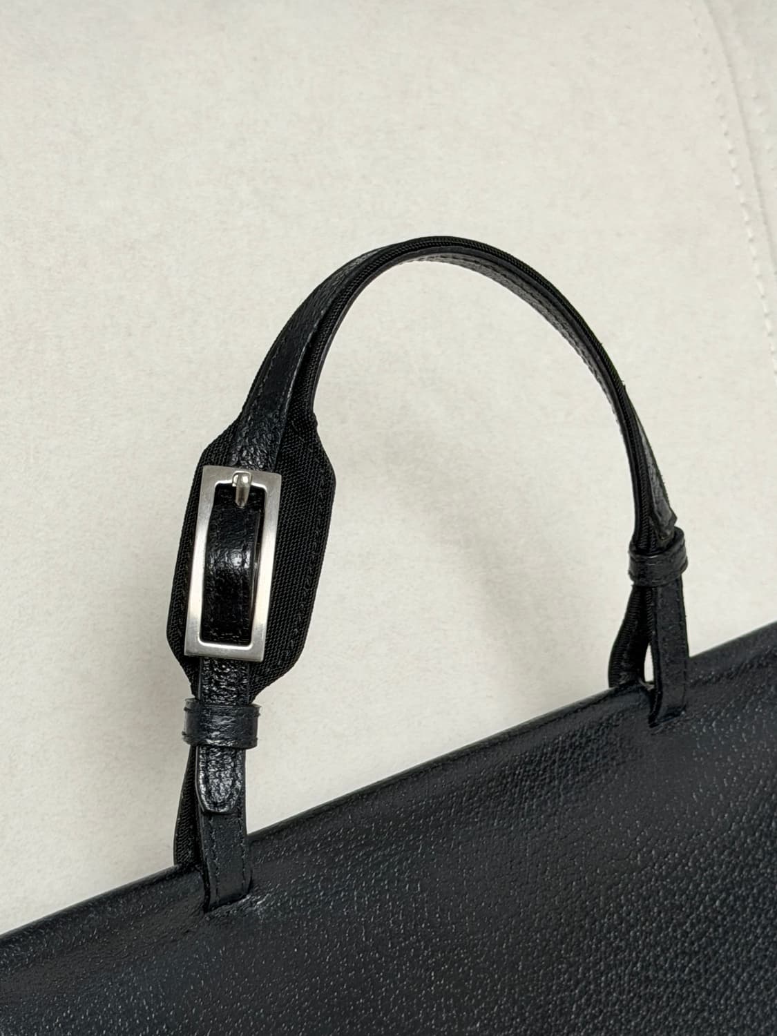 구찌 텍스처드 레더 메탈 바 탑 핸들 토트백 상품이미지2