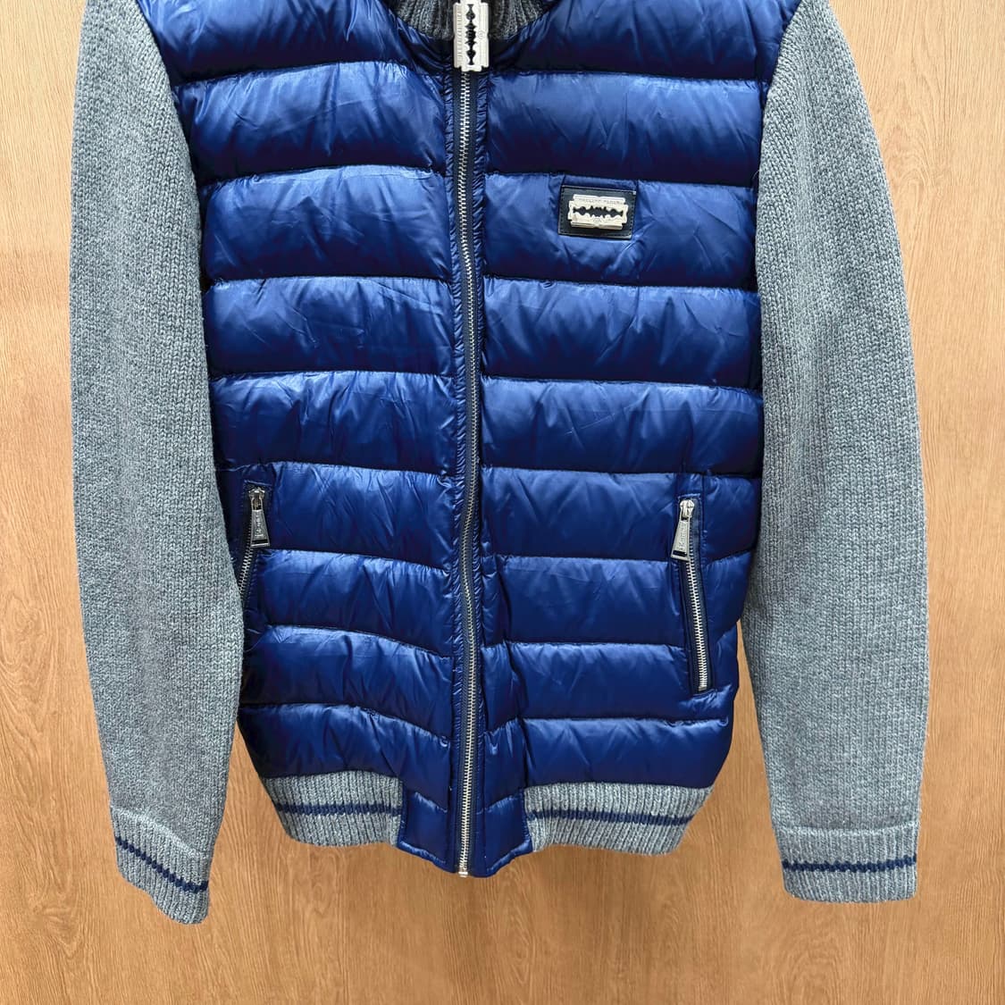 필립 플레인 옴므 패딩 점퍼 메탈 로고 플라크 자수 디테일 블루 그레이 상품이미지5