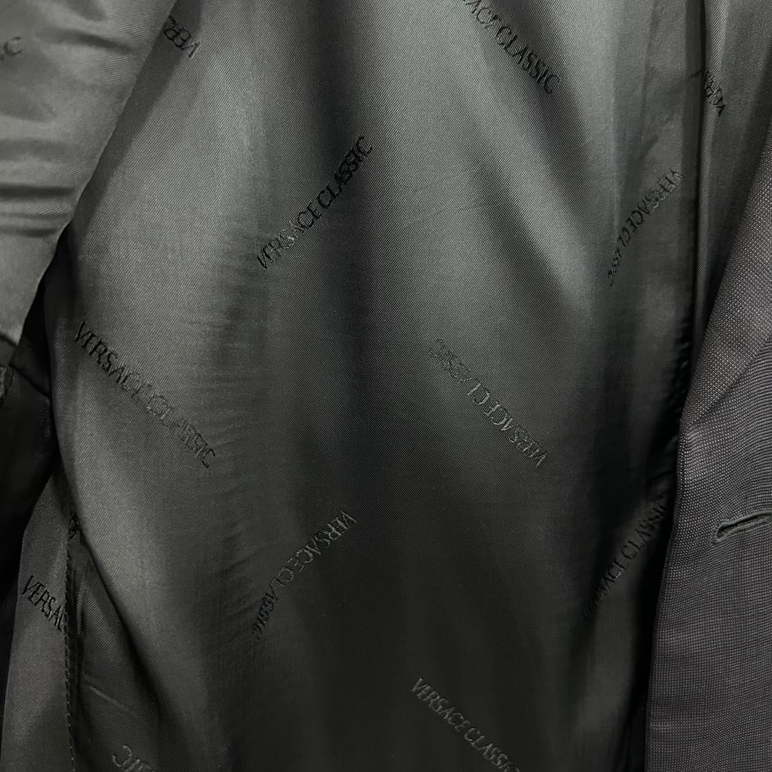 베르사체 클래식 쓰리버튼 숄더패치 블레이져 상품이미지5