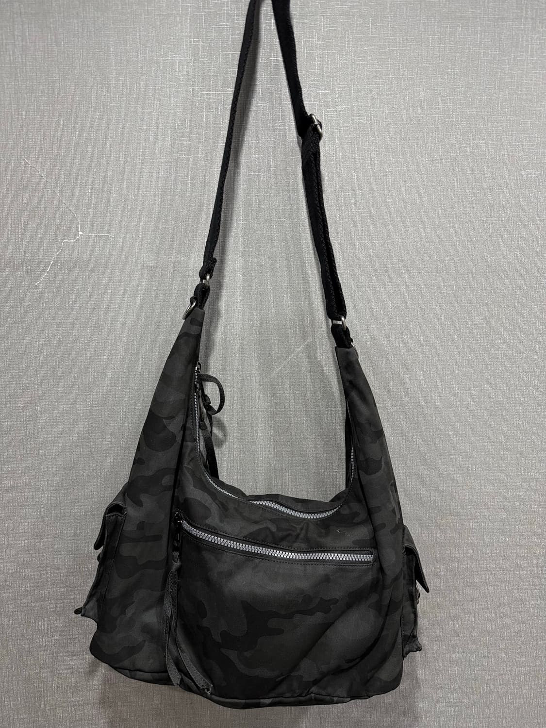 아캄 카모 스터드 크로스백 상품이미지2