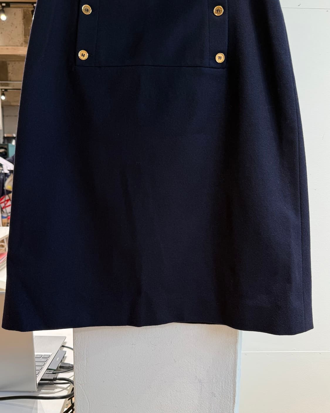 셀린느 네이비 골드 버튼 미디스커트  상품이미지4