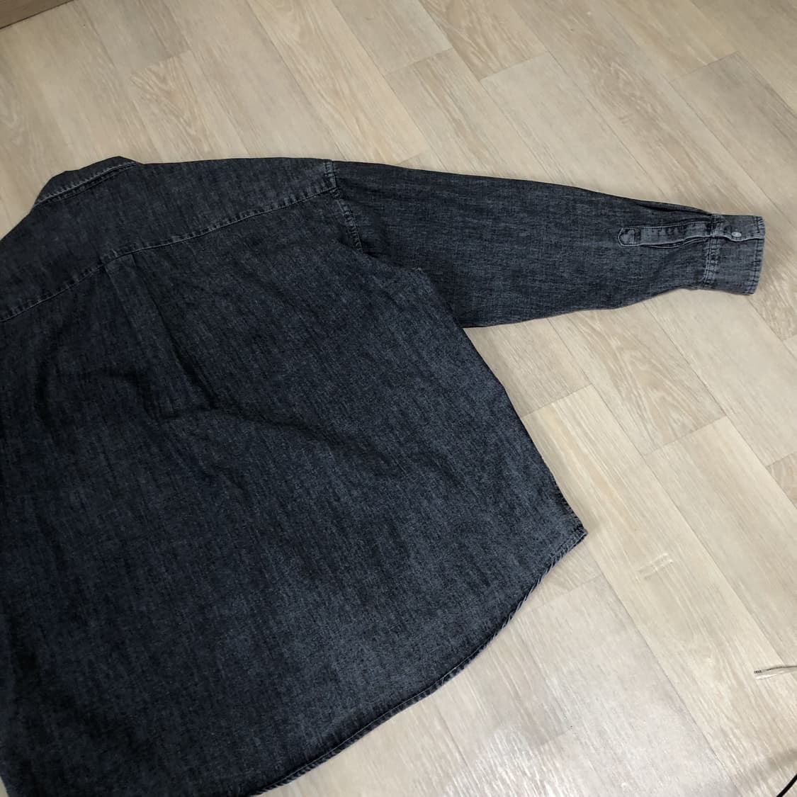 (L) 파르티멘토 PARTIMENTO 오버사이즈 스톤 워싱 데님셔츠 블랙 상품이미지9