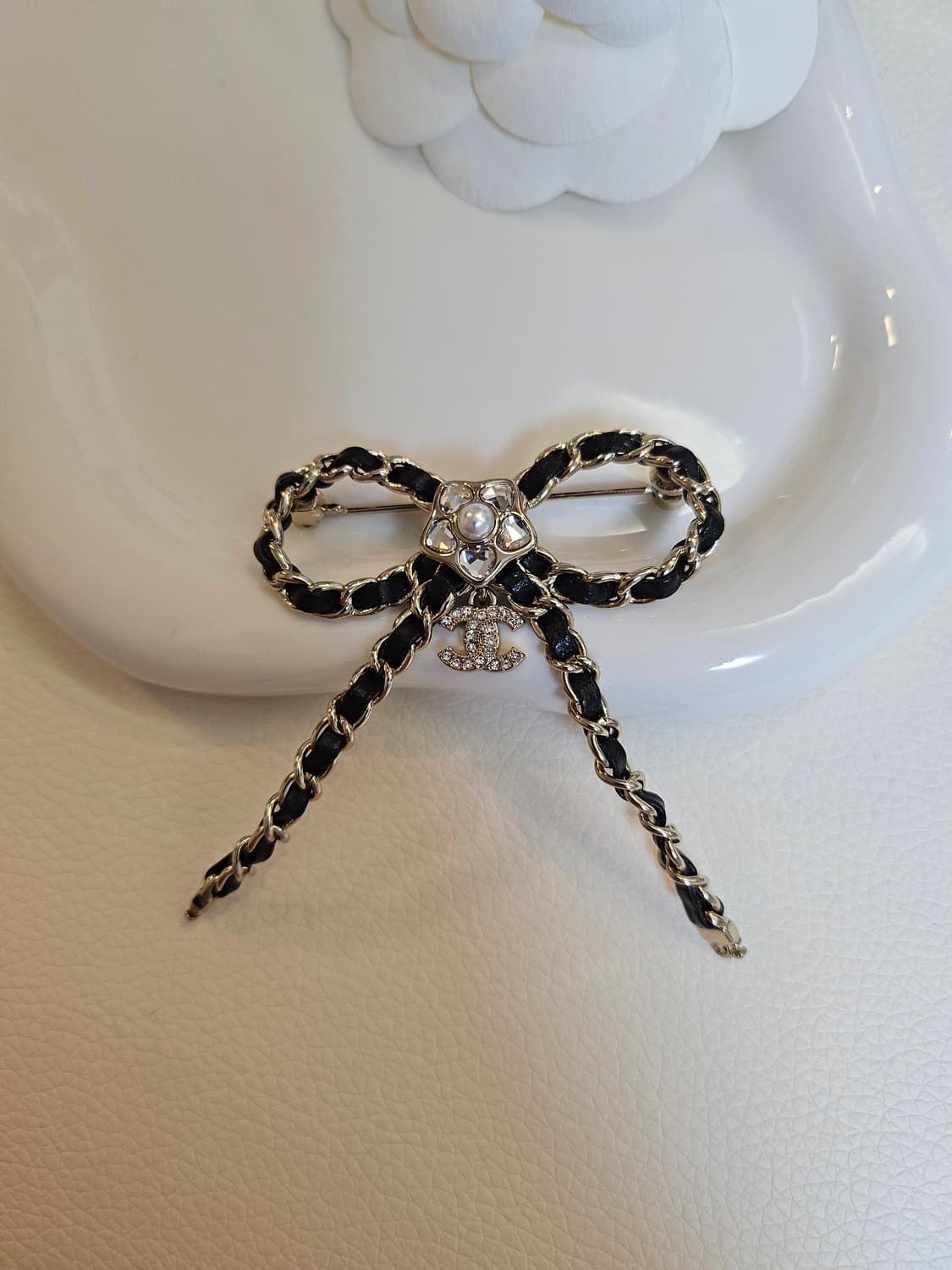 샤넬 CC 블랙 가죽 리본 브로치 업사이클링 상품이미지1