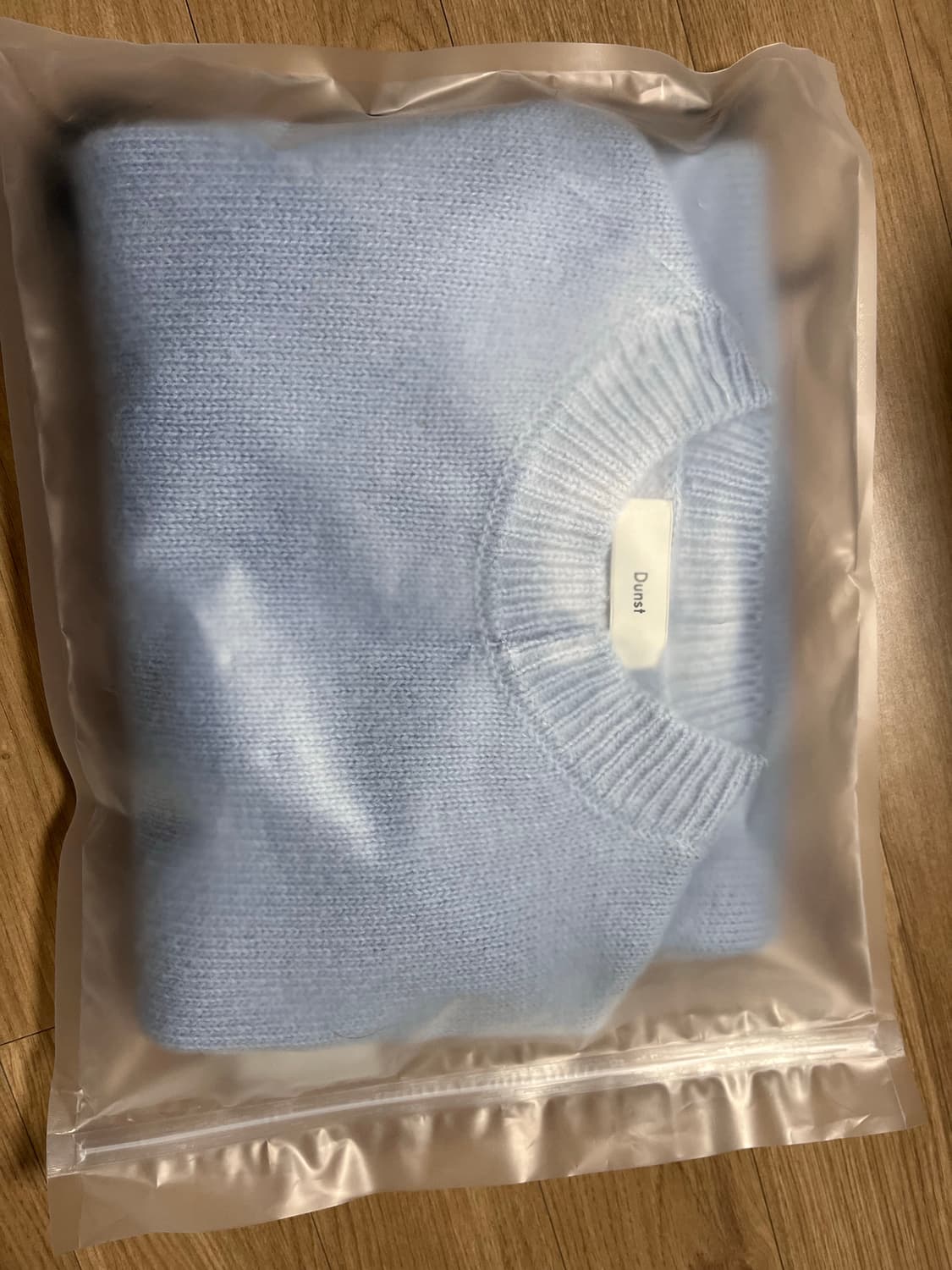 던스트 하늘색 니트 팝니다. 상품이미지5