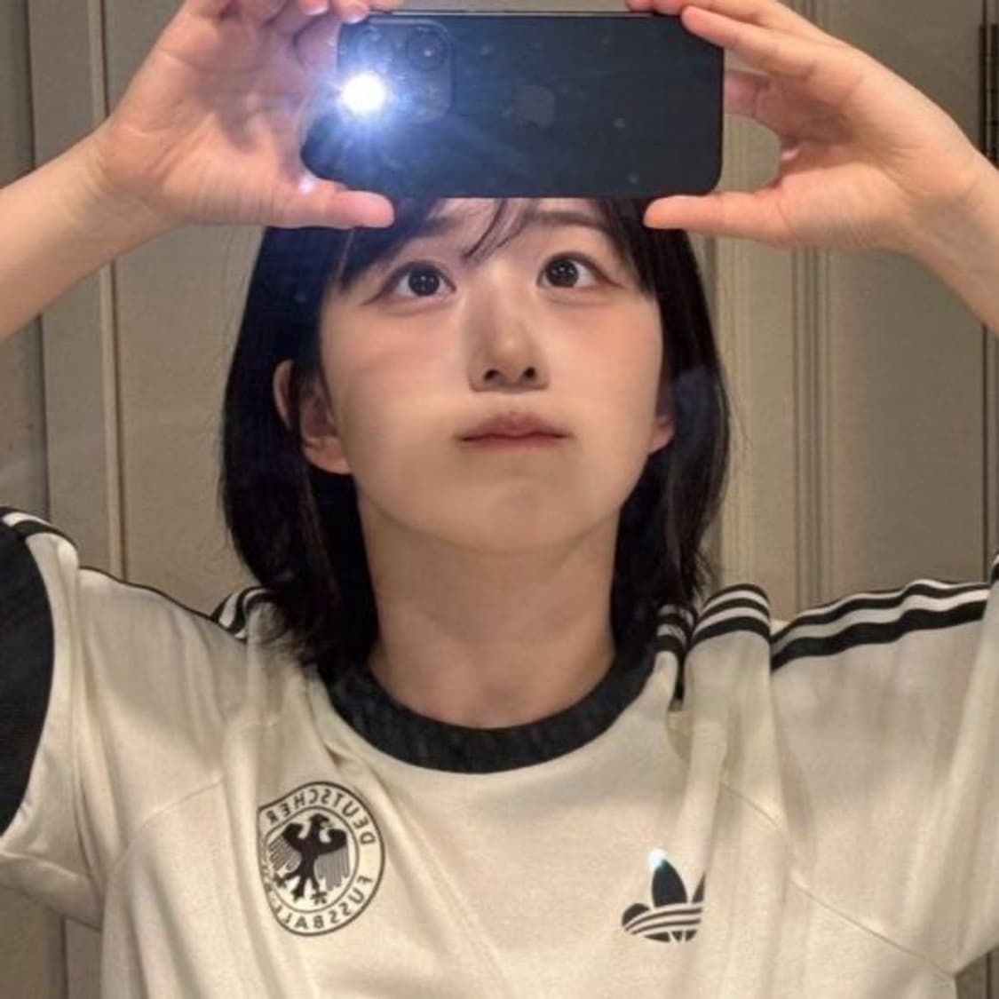 (오해원 착용)아디다스 독일 아디컬러 클래식 삼선 티셔츠 오프 화이트  상품이미지1