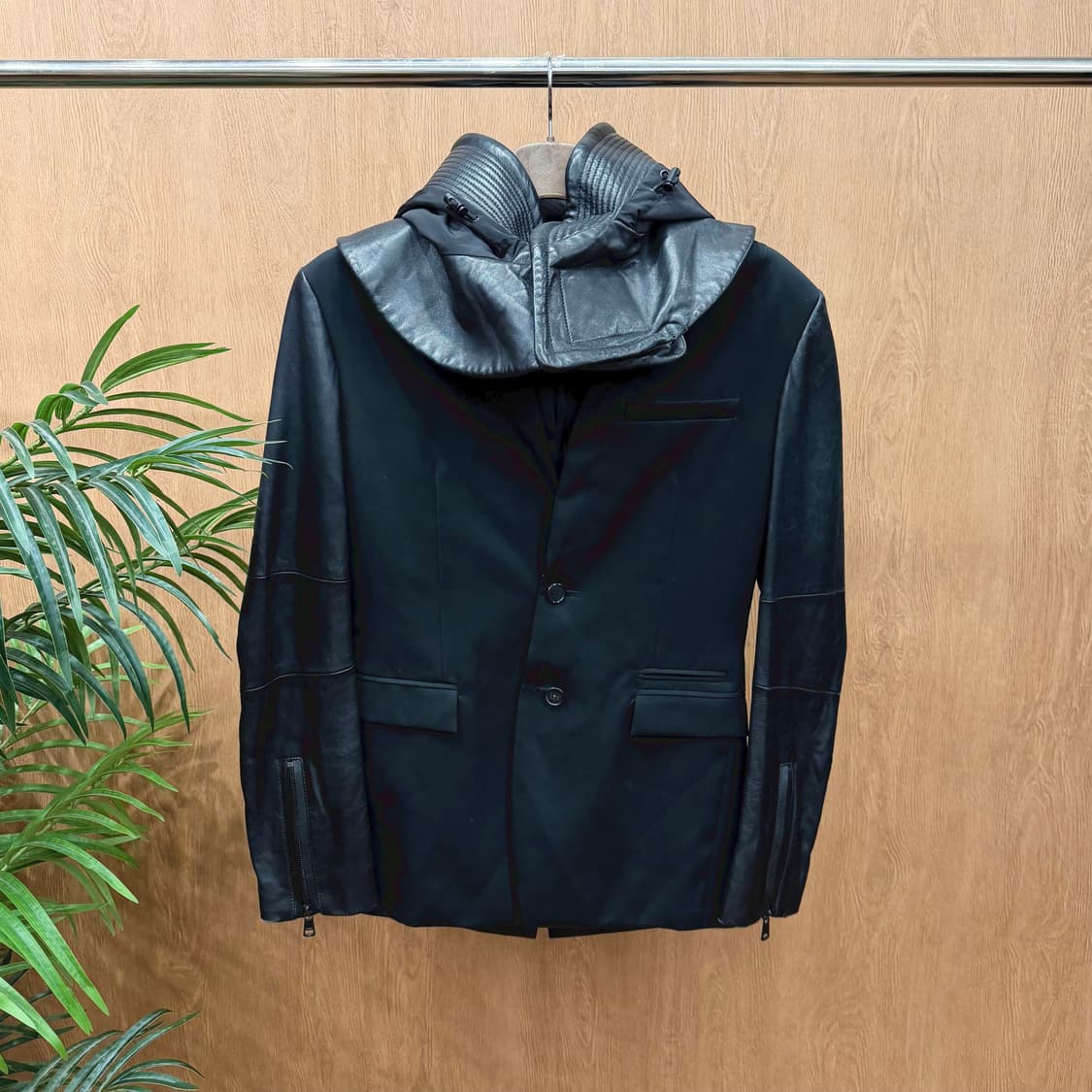 준지 울 긴팔 자켓 램스킨 배색 후드 소매 지퍼 디테일 레귤러핏 블랙 상품이미지1