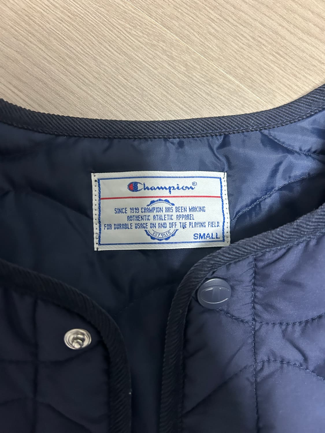 챔피온 C로고 라운드 넥 경량 패딩 노말 네이비 상품이미지2