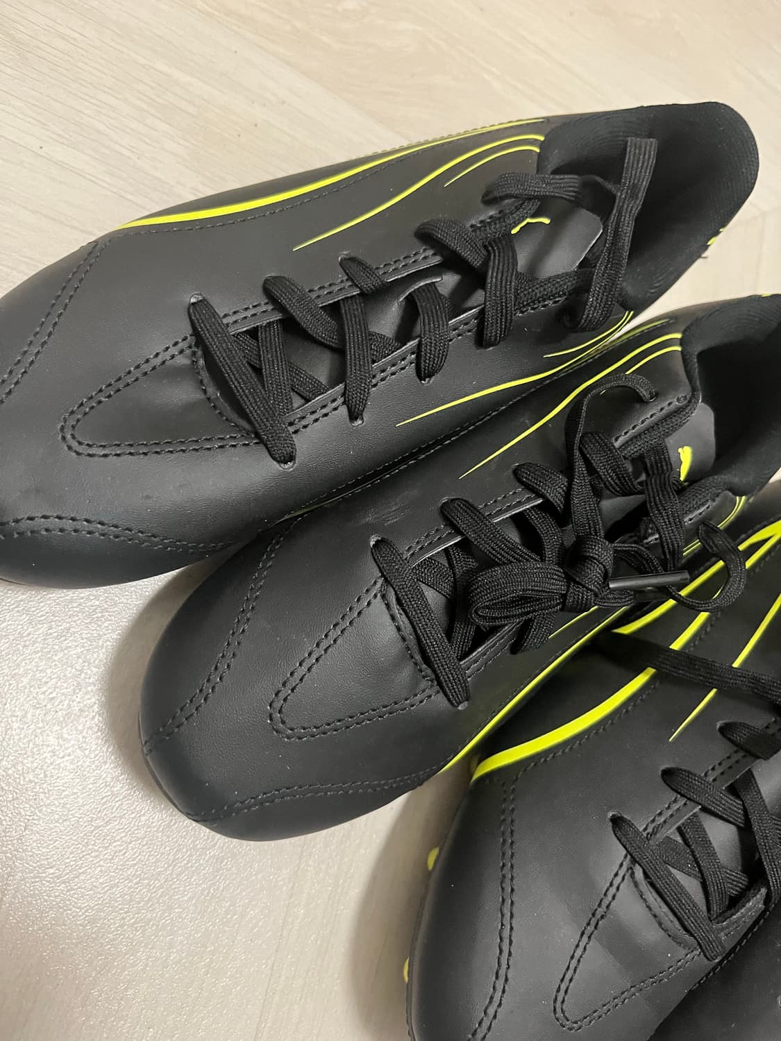 푸마 축구화 블랙 2개와 풋살화 상품이미지2