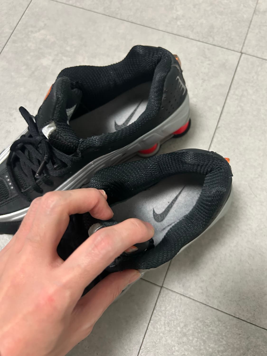 나이키 샥스 R4 블랙 앤 메탈릭 실버 235 (4.5) 상품이미지2