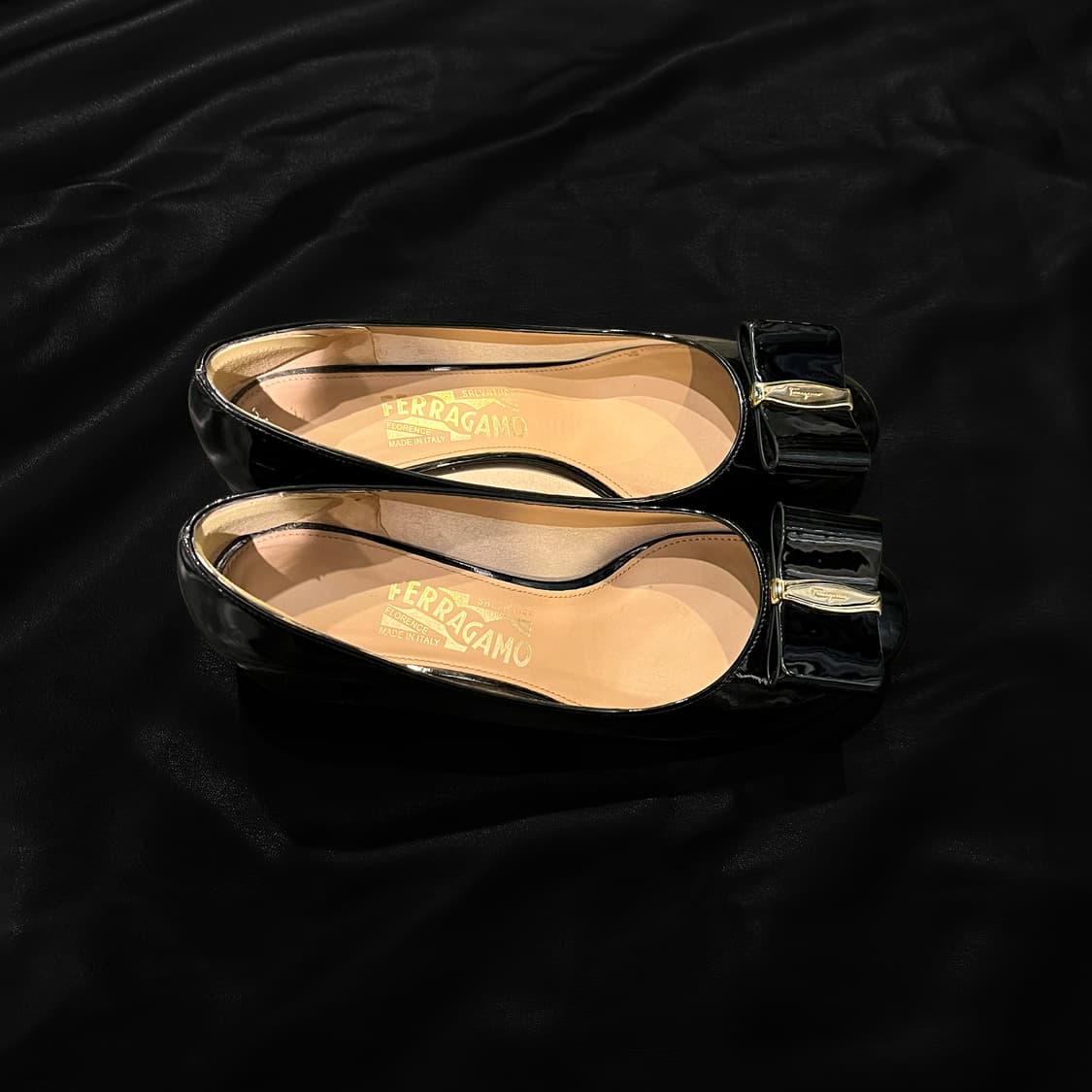페라가모 바라 블랙 유광 펌프스 상품이미지4