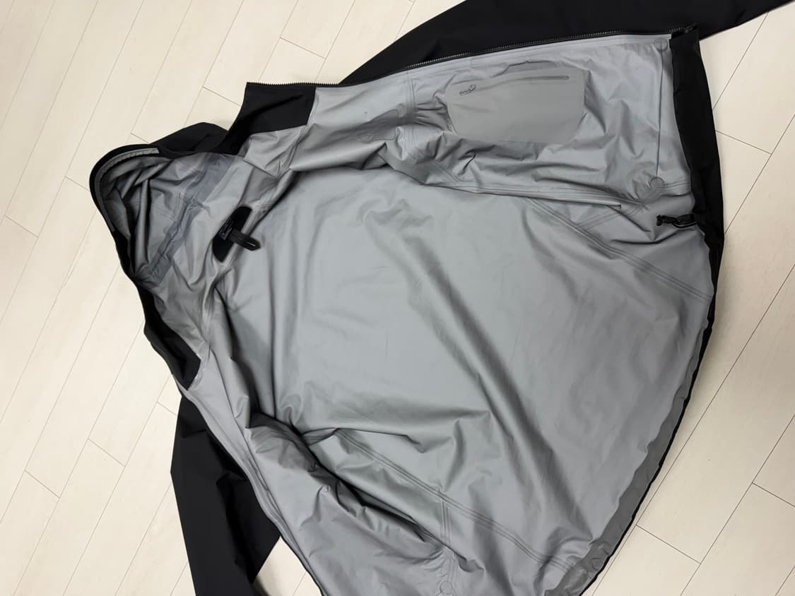 아크테릭스 베타 L 사이즈 블랙  상태가 마지막 사진 목쪽 이염 외에   상품이미지4