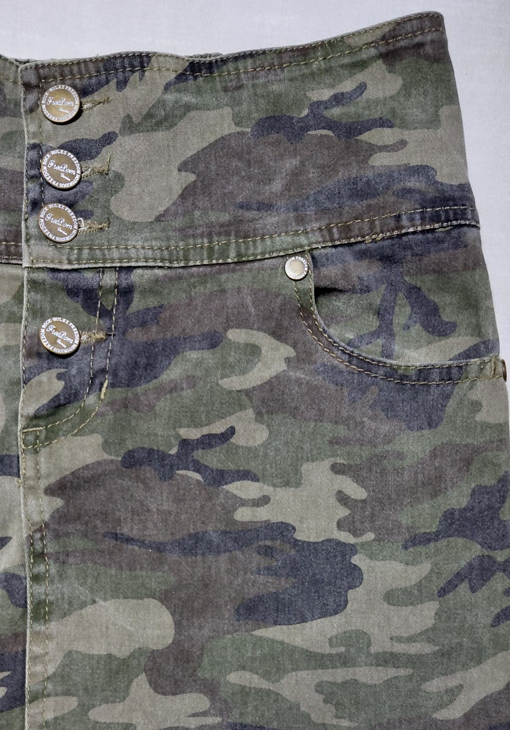 [Sorridere] 뒷밴딩 카모 4버튼 하이웨이스트 스커트 (M) 상품이미지2