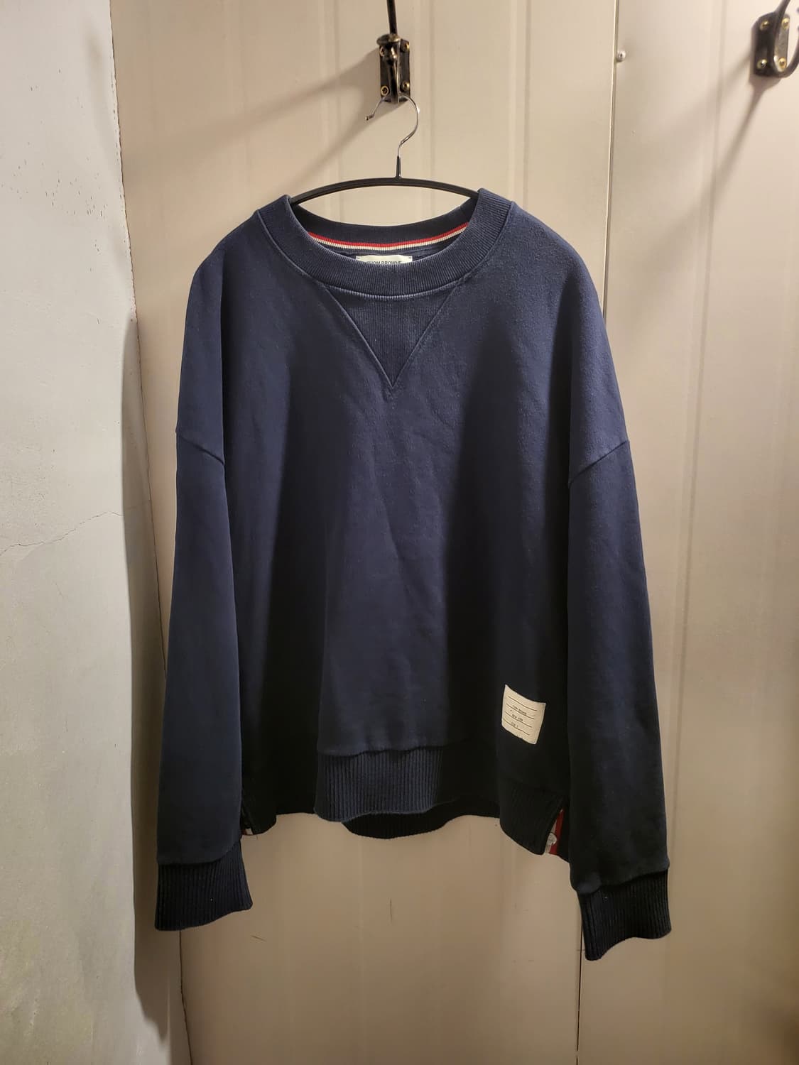 [2]톰브라운 삼선탭 오버사이즈 맨투맨 네이비 상품이미지1