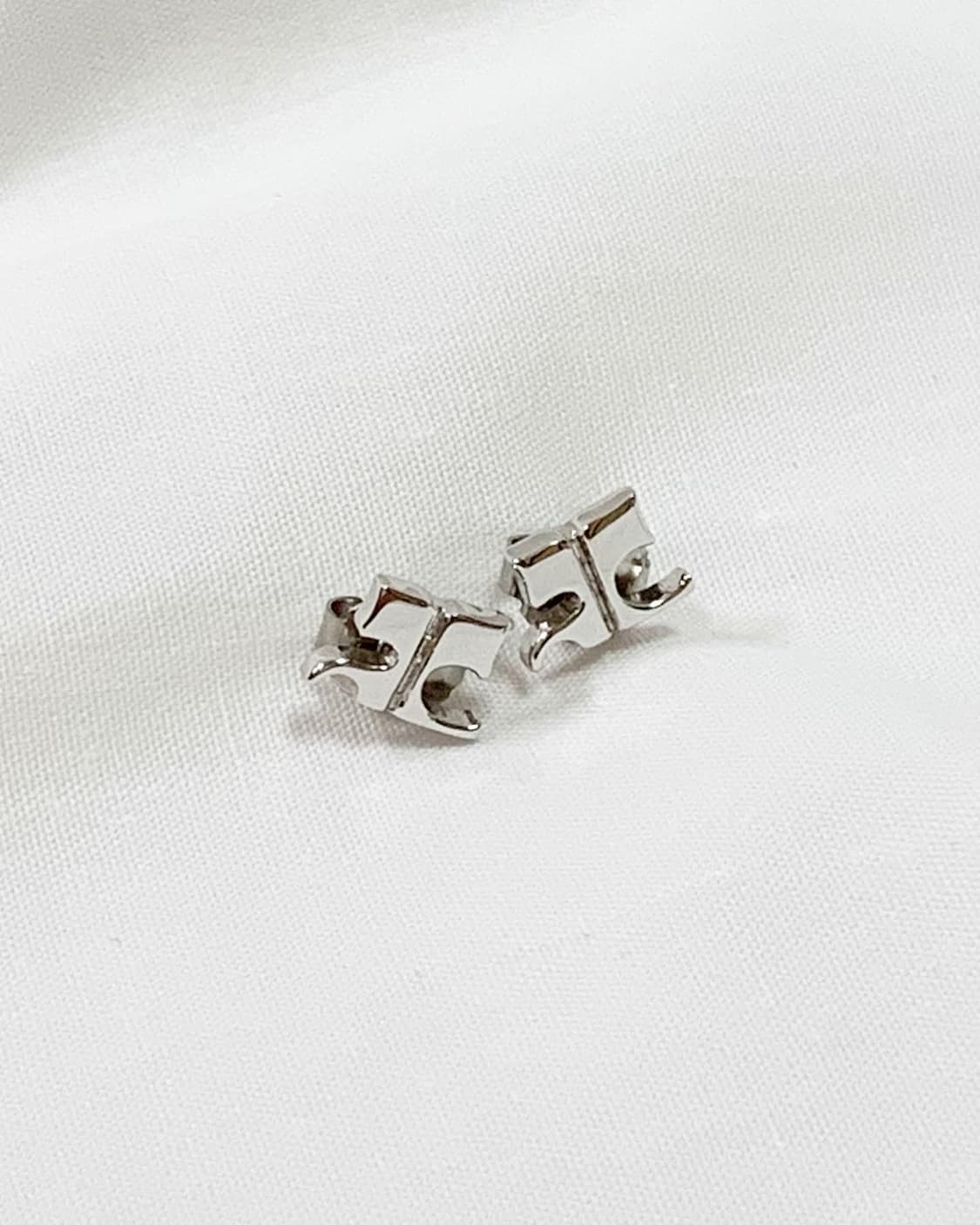 꾸레쥬 로고 귀걸이 상품이미지1