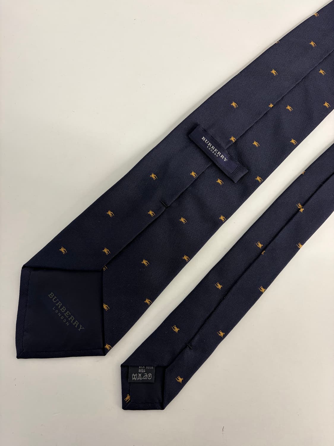 버버리 BURBERRY 이태리 메이드 EKD 로고 패턴 실크 넥타이 상품이미지3