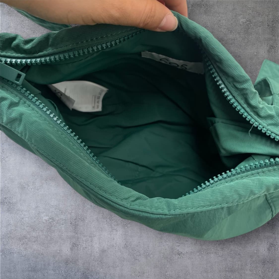 코스 Cos 다크그린 나일론 크로스바디 새들백 상품이미지8