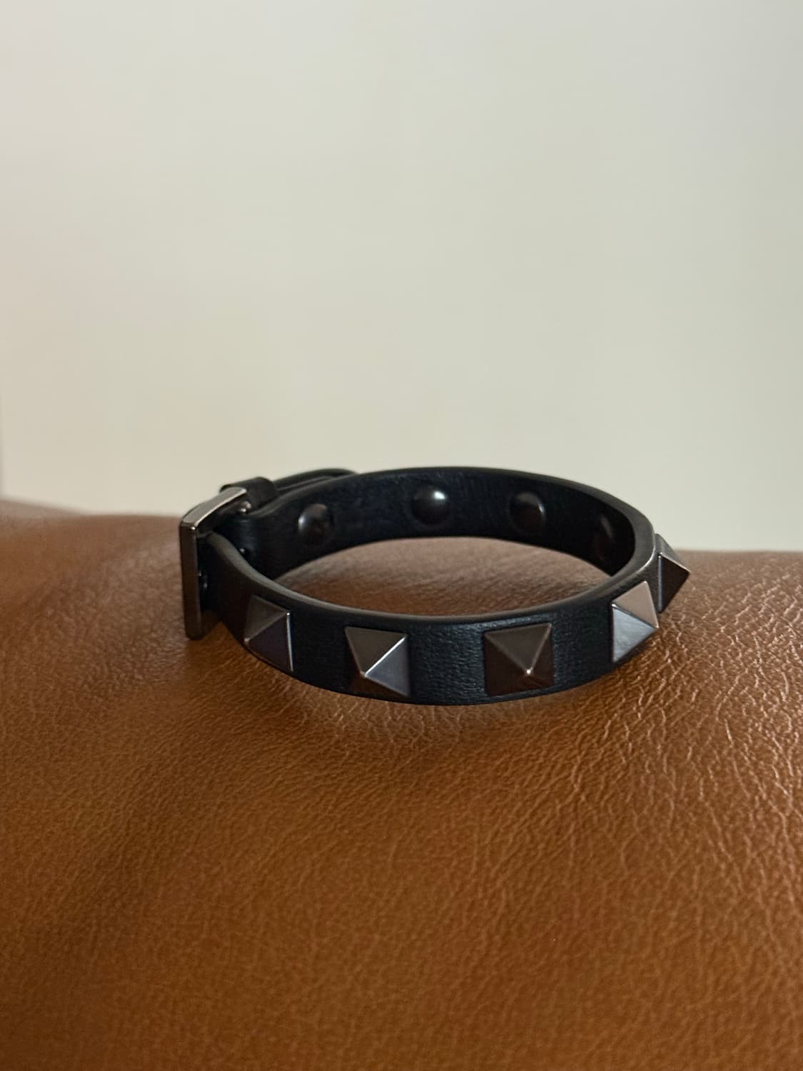 발렌티노 락스터드 팔찌 올블랙 상품이미지2