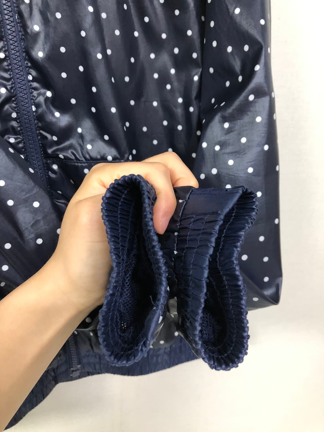희귀대장)아디다스 여성 세미크롭 땡땡이 후드 변형 경량 바람막이 자켓  상품이미지4