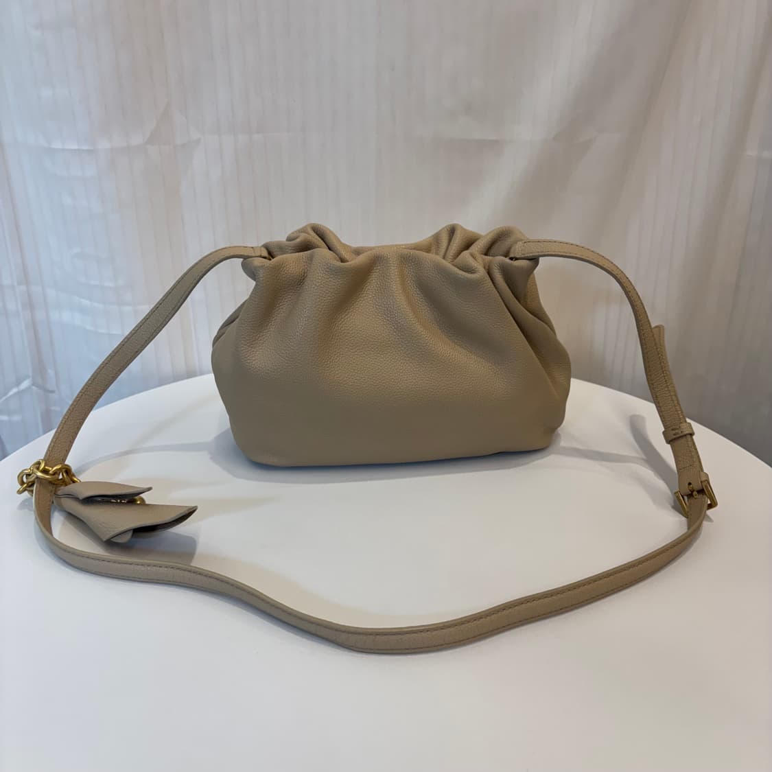 정품 닥스 25ss 플러피플라워 베이지 크로스백     상품이미지6