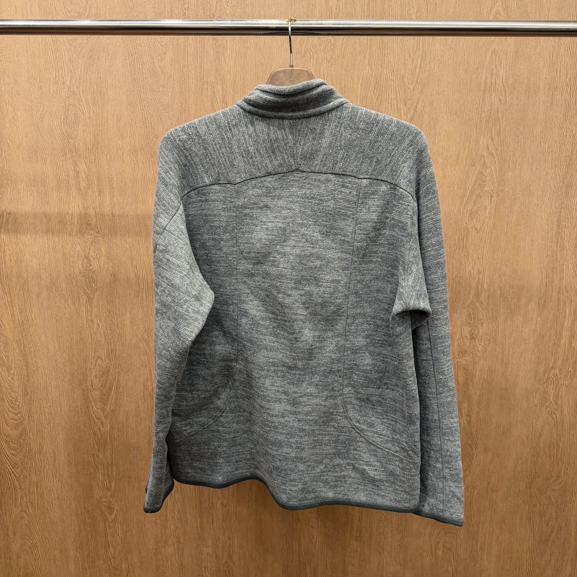 파타고니아 하이넥 집업 플리스 자켓 로고 패치 사이드 포켓 디테일 그레이 상품이미지3