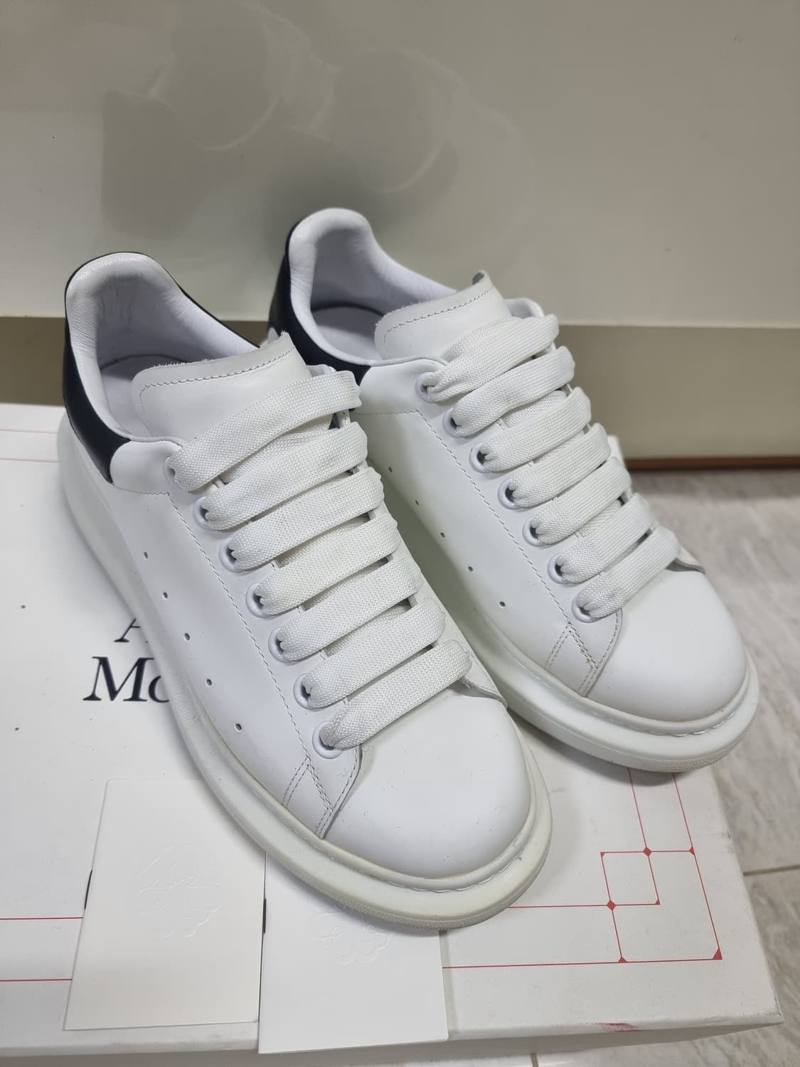 알렉산더맥퀸 오버솔 스니커즈 블랙 화이트 39사이즈 상품이미지1