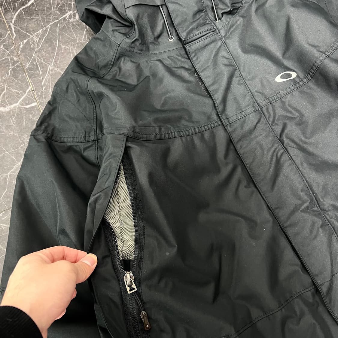 오클리 아이콘 로고 신슐레이트 테크 후드 점퍼 자켓 블랙 상품이미지4