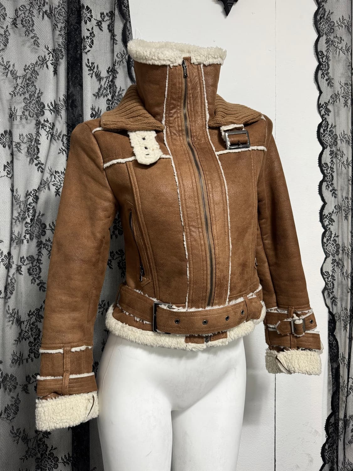 High-Neck Buckle Shearling Jacket 상품이미지2