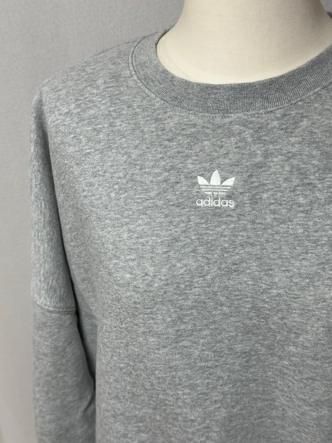 아디다스 Y2K 미니로고 그레이 크롭 맨투맨 상품이미지3