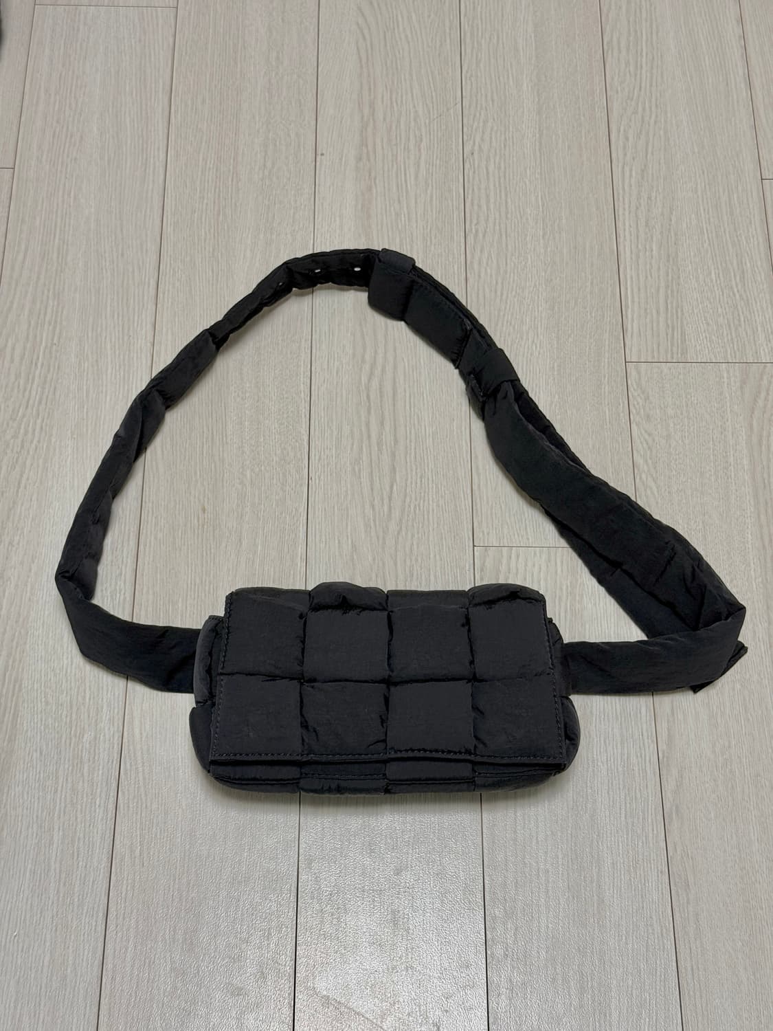 보테가베네타 카세트 미니 나일론 벨트백 블랙 상품이미지4