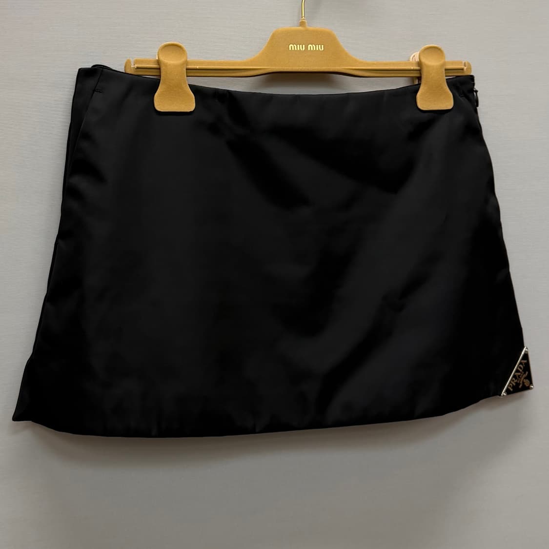 프라다 삼각로고 사이드헴 나일론 미니스커트 ( 30 ) 상품이미지2