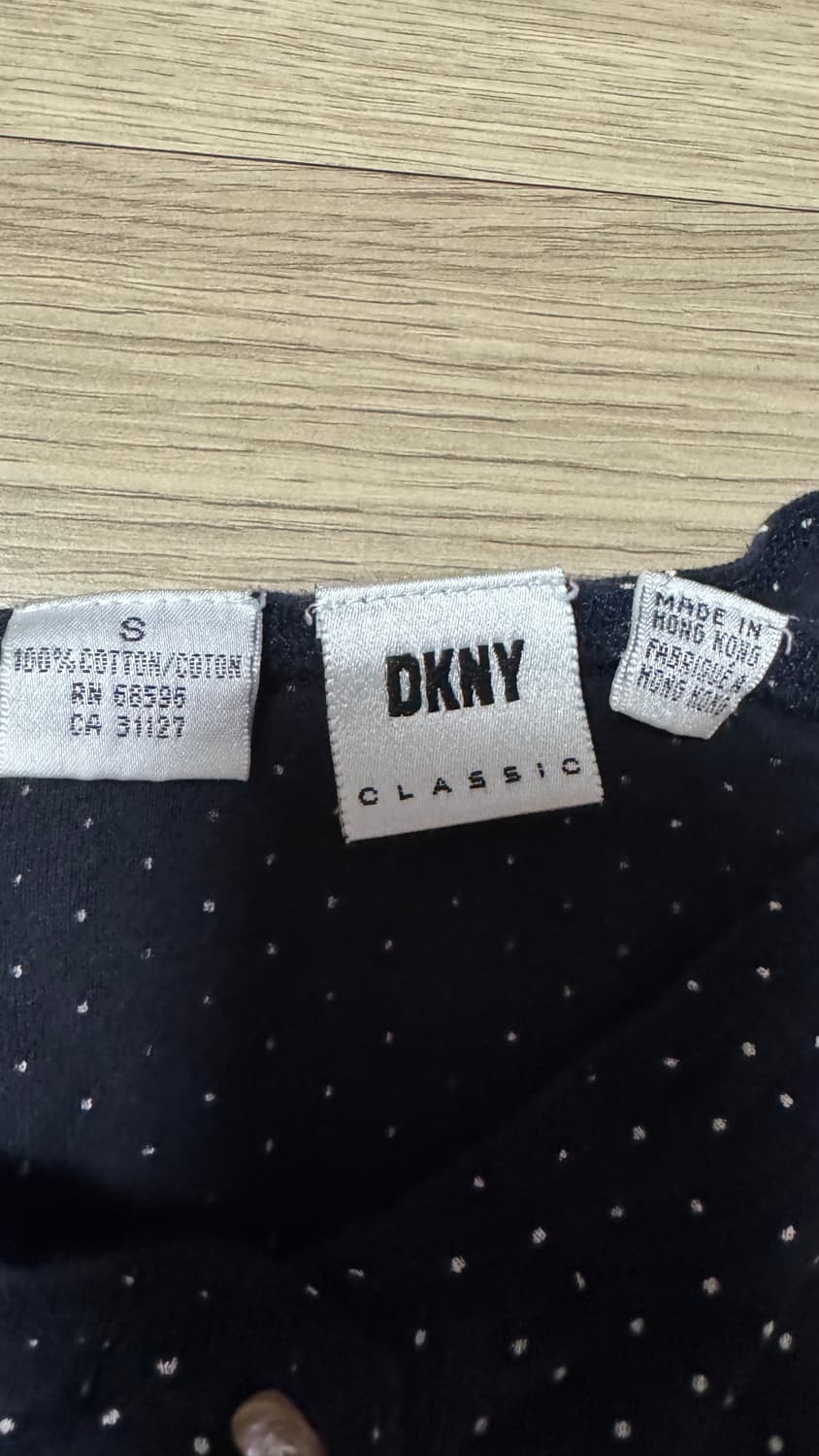 DKNY   다크네이비 도트 단추 티셔츠  상품이미지3