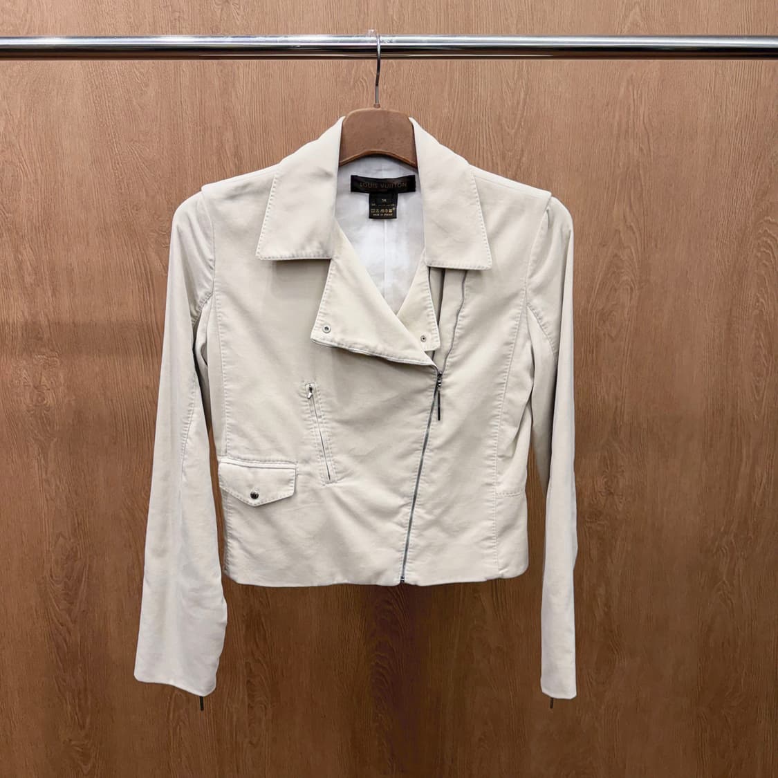 루이비통 코튼 라이더 자켓 언밸런스 지퍼 플랩 포켓 디테일 아이보리 상품이미지2