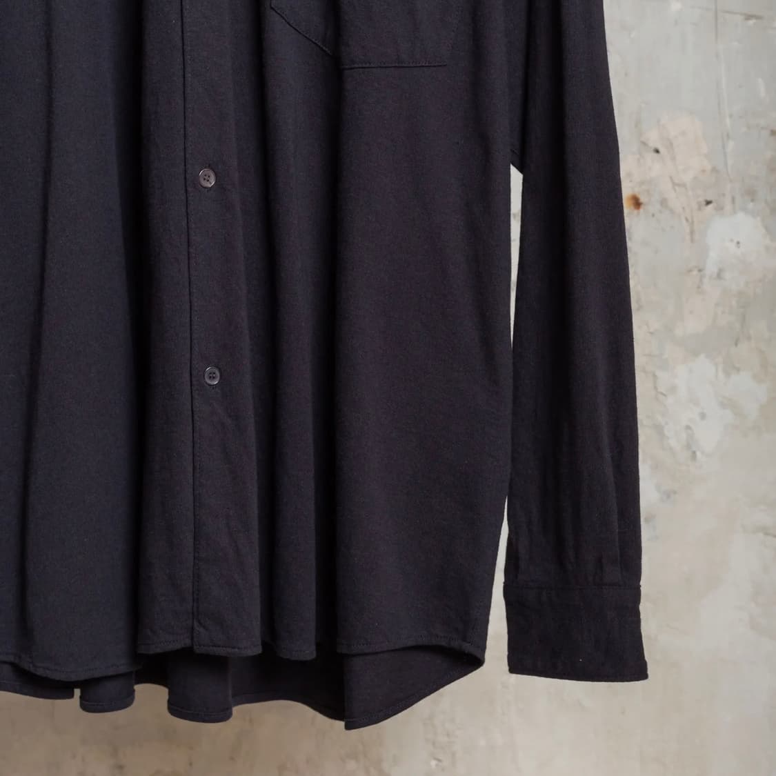 [2]코모리 25SS 블랙 코튼 저지 셔츠 상품이미지5