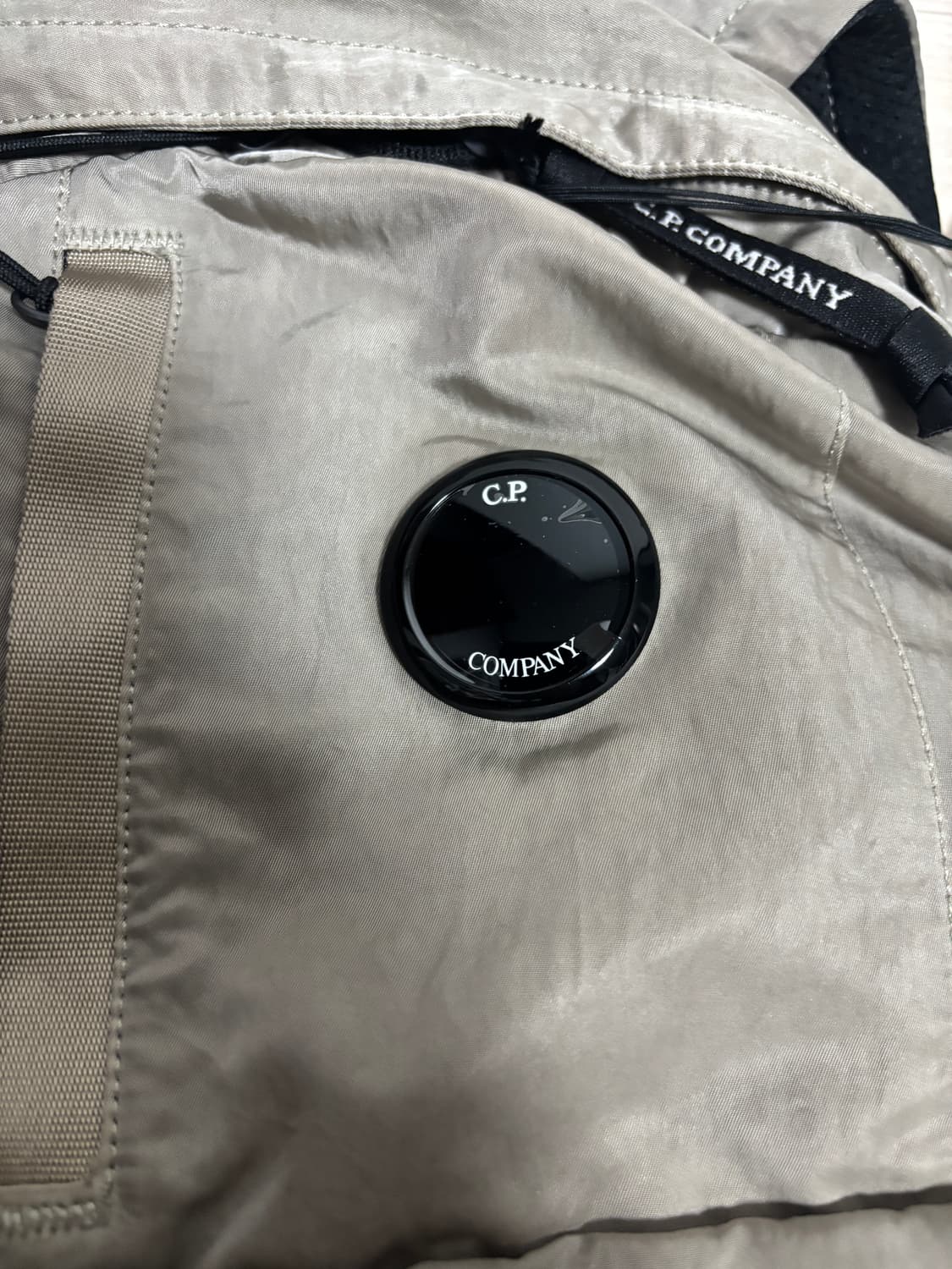 cp컴퍼니 나일린b 렌즈 백팩 베이지 카키 상품이미지3