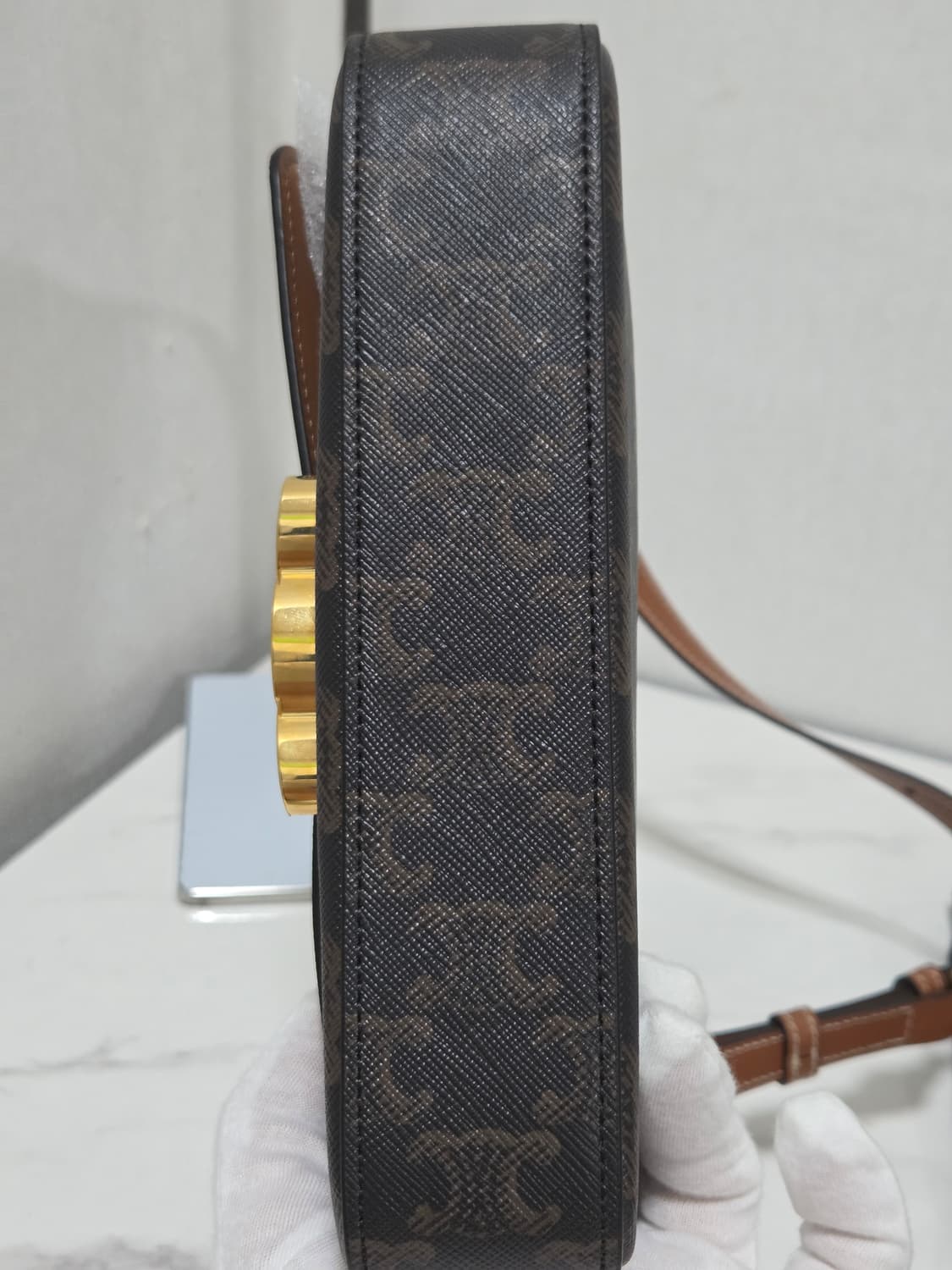 [새상품급] 셀린느 트리옹프 클로드 숄더백 Black Tan 상품이미지7