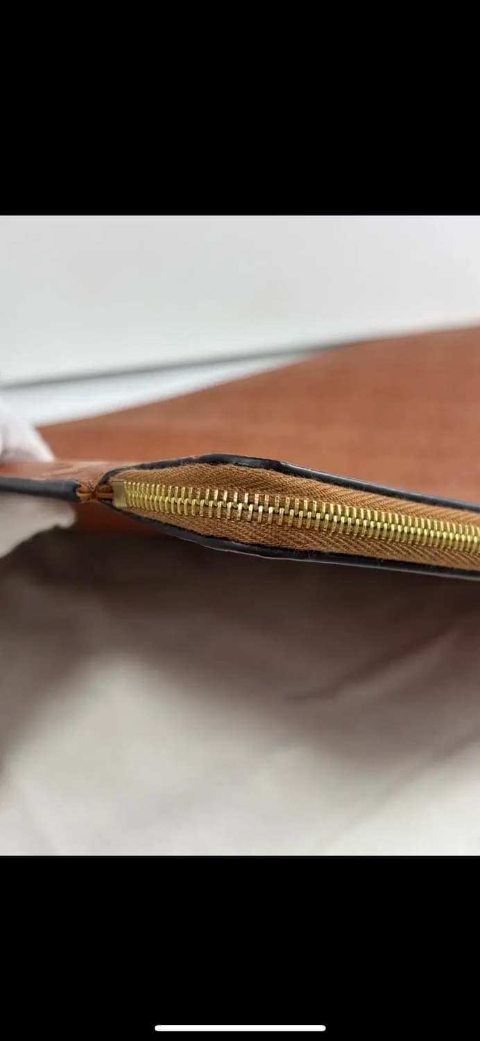 (새상품)셀린느 로고 트리옹프 클러치 카프스킨 탄 라지 상품이미지5