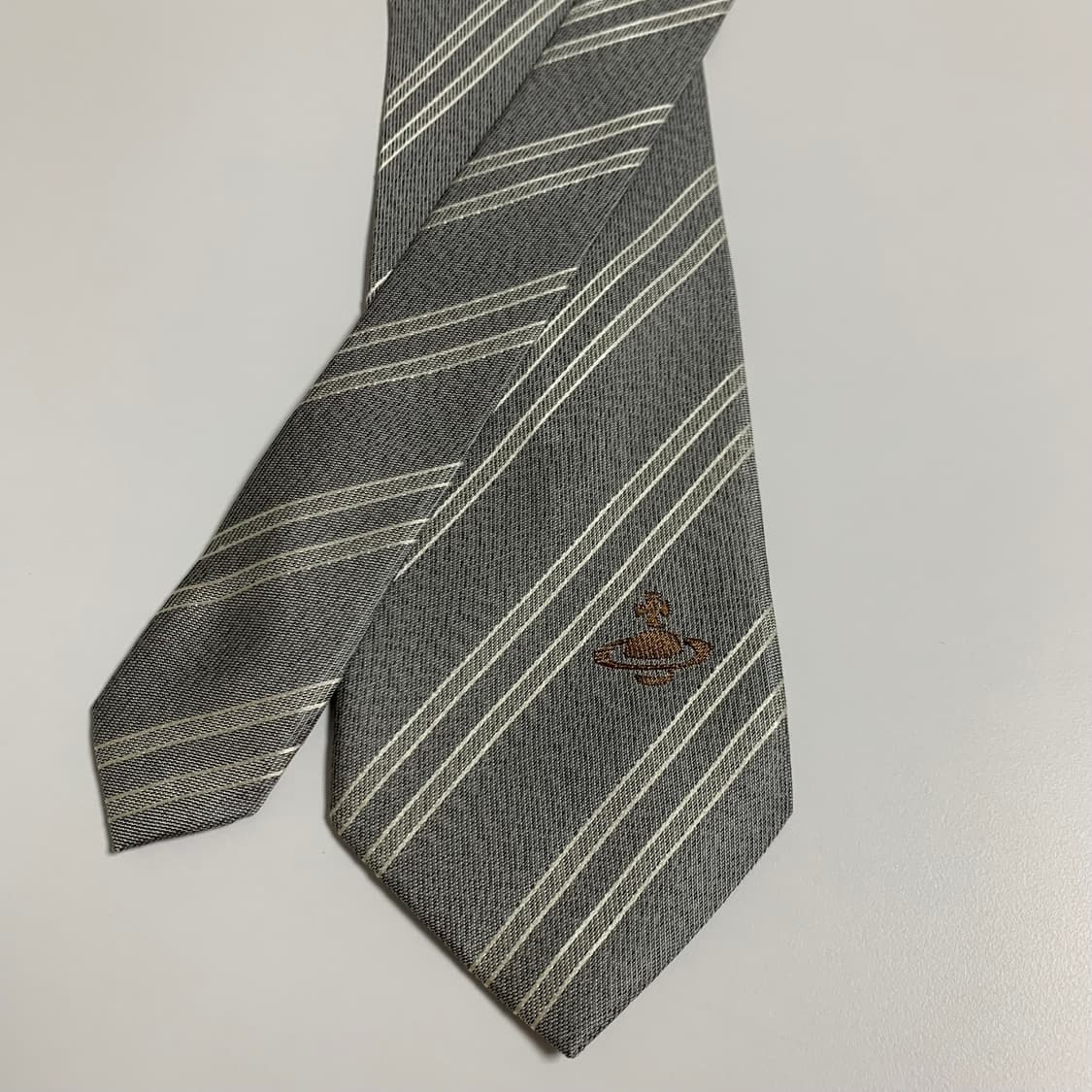 비비안웨스트우드 스트라이프 로고넥타이 명품 100실크 A+등급 8.8cm 상품이미지4