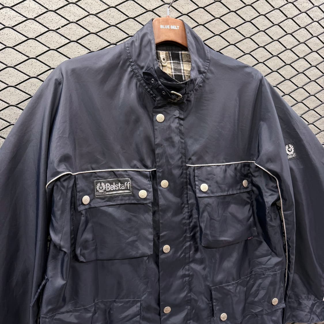 벨스타프 클래식 라이더자켓 멀티포켓 로고패치 펄감 디테일 네이비 상품이미지4