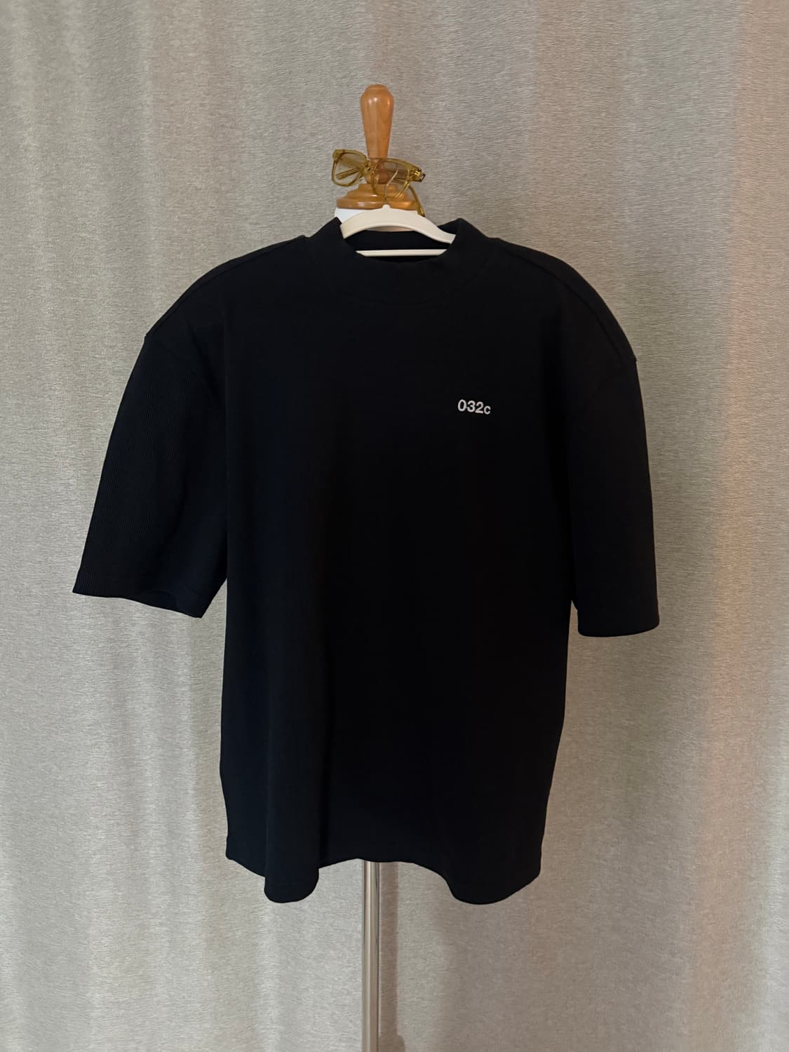 032C 로고 자수 블랙 티셔츠 상품이미지2