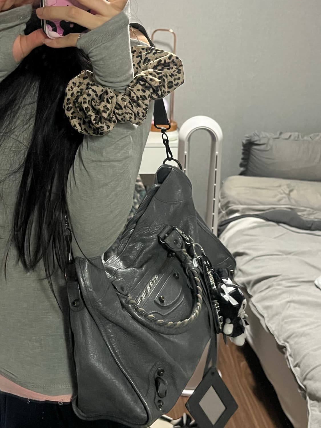 발렌시아가 모터백 미디움 다크그레이  상품이미지2