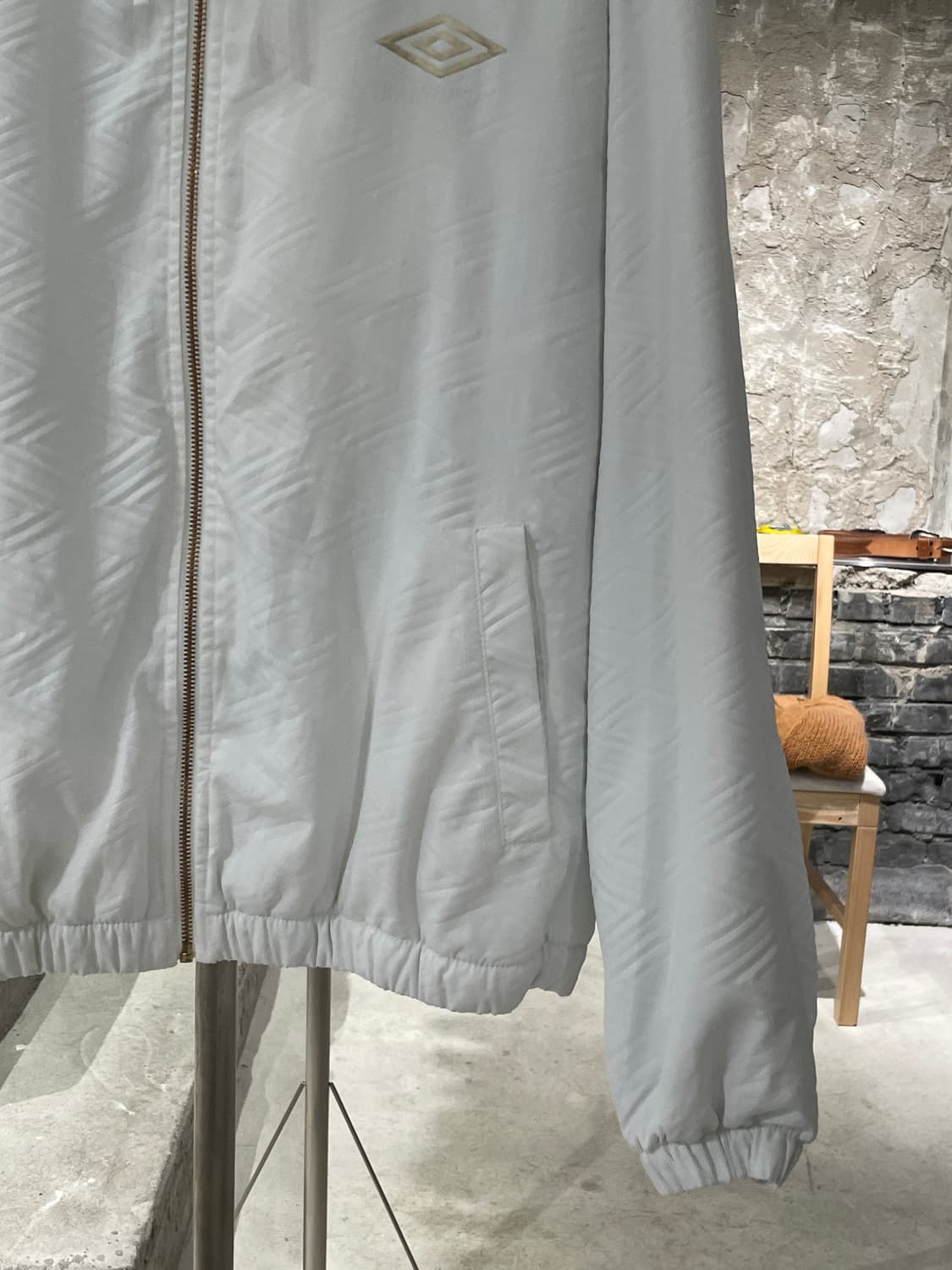 엄브로 x 강혁 화이트 마스 fc 디렉터 프로텍트 자켓 상품이미지5