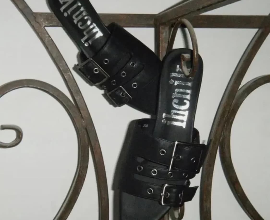 이크닉 구두 907 three belted heels / black 상품이미지1