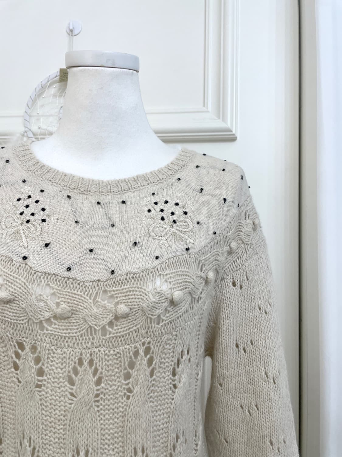 ivory embroidery point twist pocket swea 상품이미지8