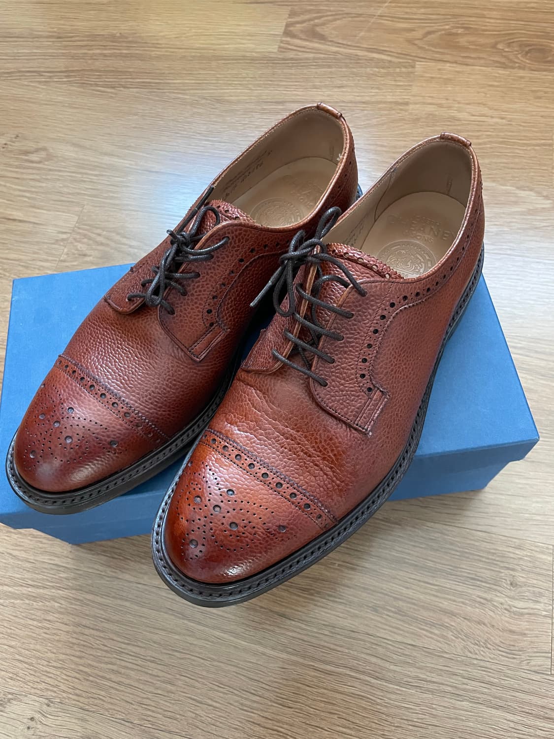 드레익스 치니 콜라보 하프브로그 더비 그레인레더 브라운 상품이미지1